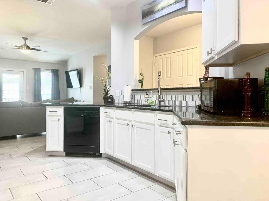 Modern Updates - Great Location - King Bed- Bmt San Antonio Extérieur photo