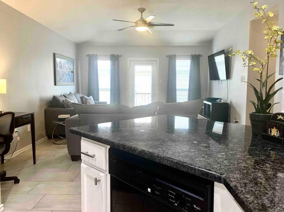 Modern Updates - Great Location - King Bed- Bmt San Antonio Extérieur photo