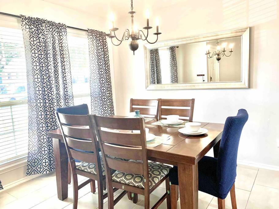 Modern Updates - Great Location - King Bed- Bmt San Antonio Extérieur photo