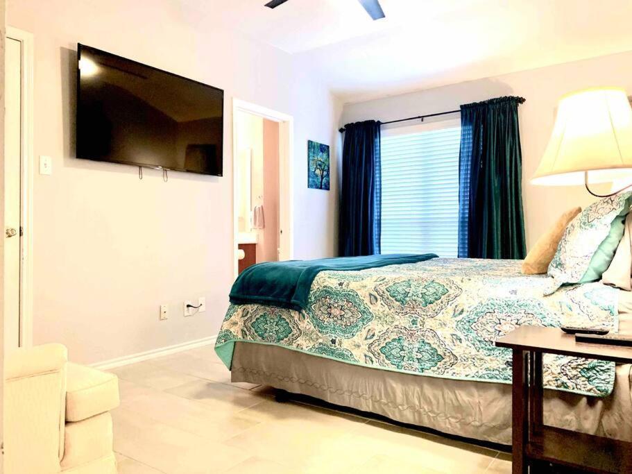 Modern Updates - Great Location - King Bed- Bmt San Antonio Extérieur photo